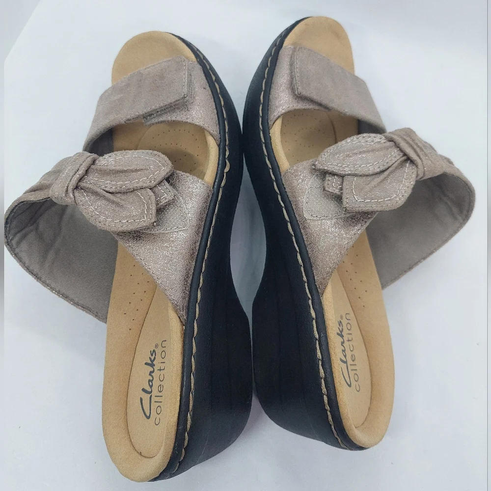 Clarks Sandals Merliah Charm SlipOn Beige Metallic Adjustable Comfort Womens 8M